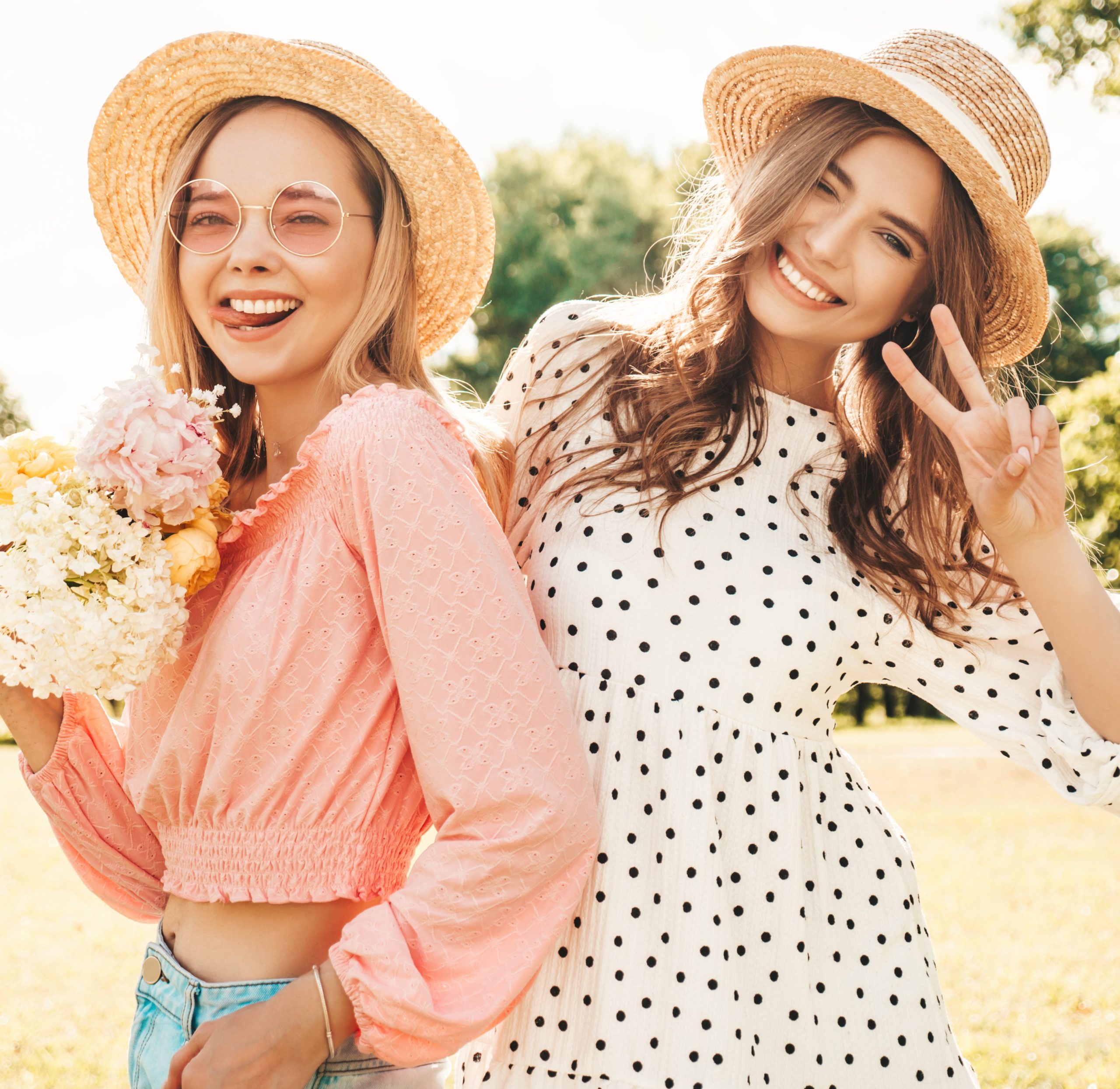 Δύο κοπέλες είναι χαρούμενες