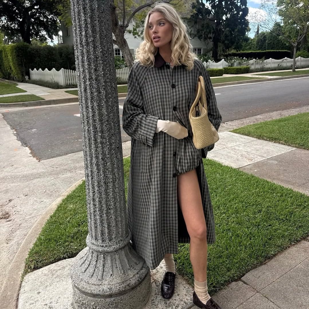 Η Ηosk Εlsa φοράει χακί ψηλές κάλτσες με καφέ μοκασίνια.