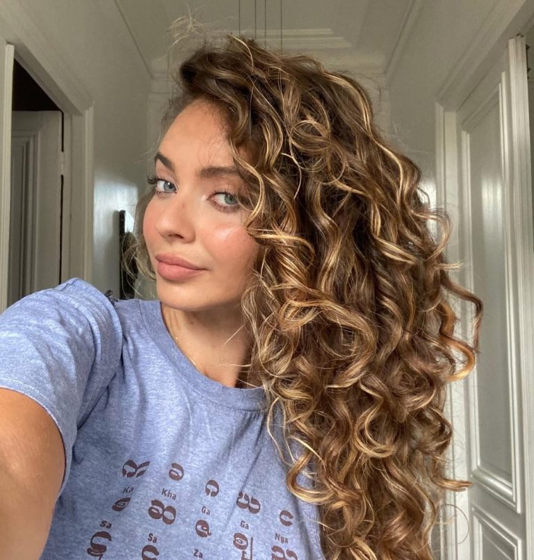 Κορίτσι με μπούκλες