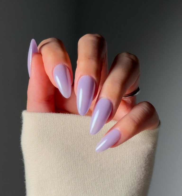 Πασχαλινό μανικιούρ σε απόχρωση λεβάντας