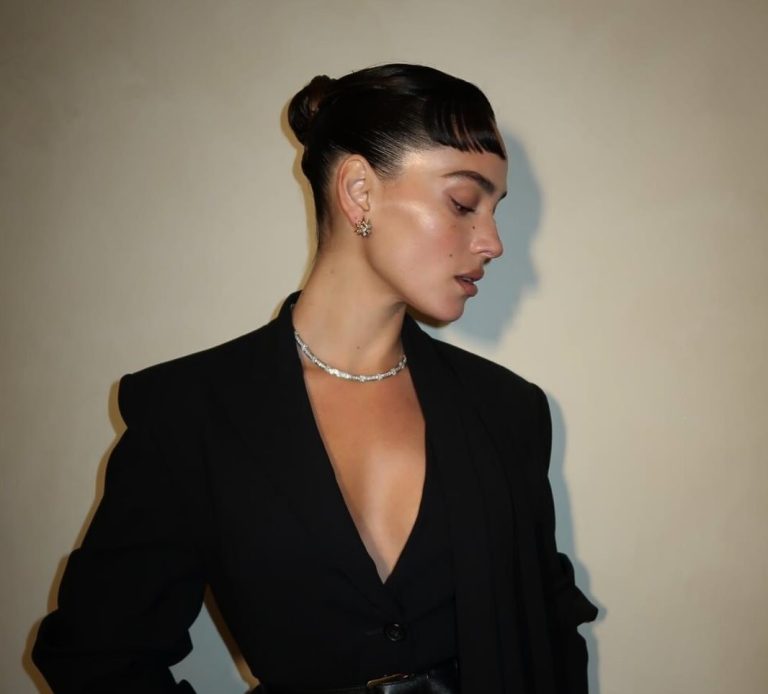 Adria Arjona με updo