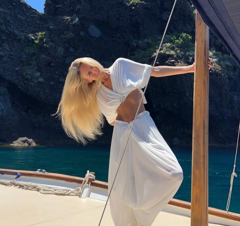 Κοπέλα σε σκάφος