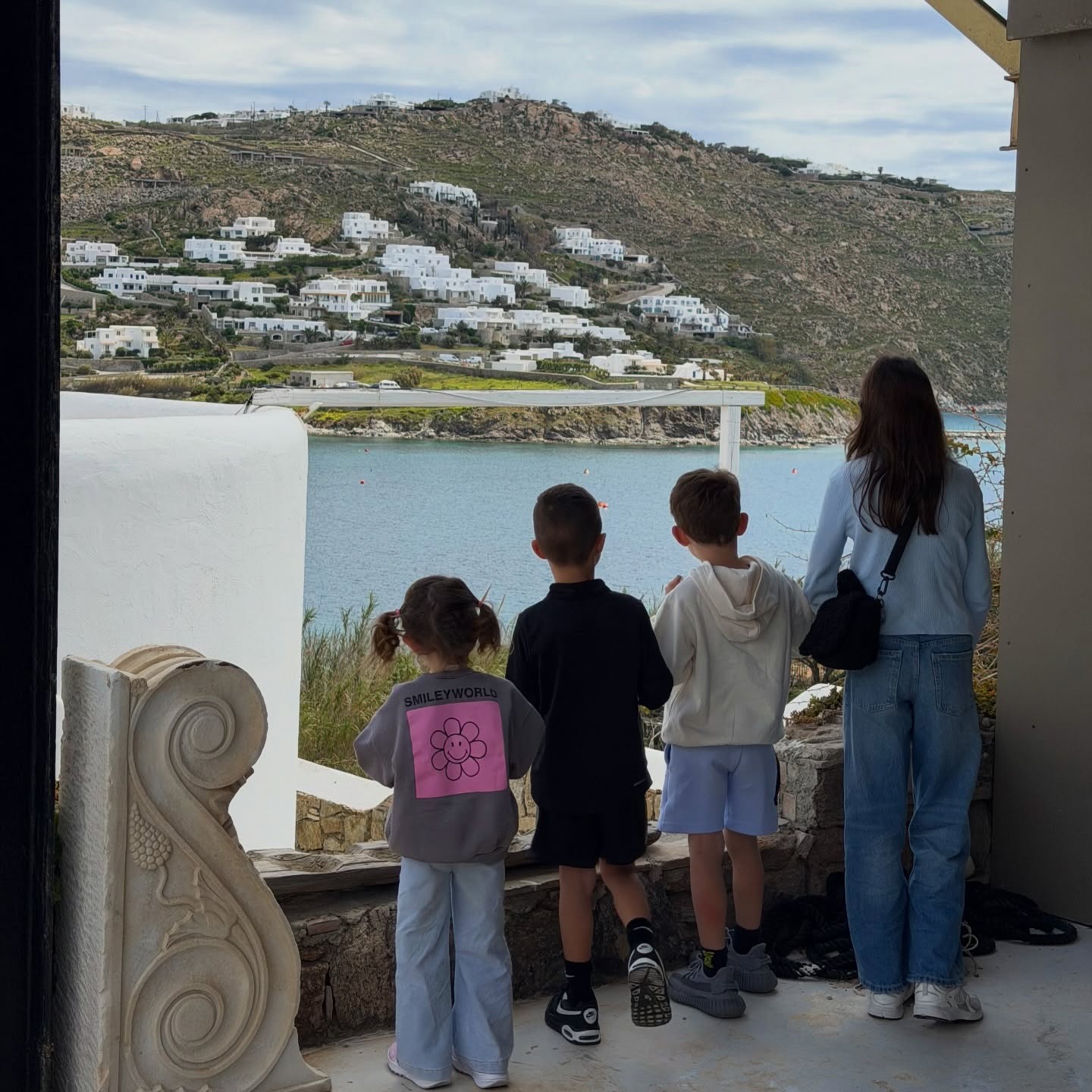 Τα παιδιά του Φίλιππου Μιχόπουλου και της Κωνσταντίνας Ευρυπίδου στη Μύκονο το Πάσχα