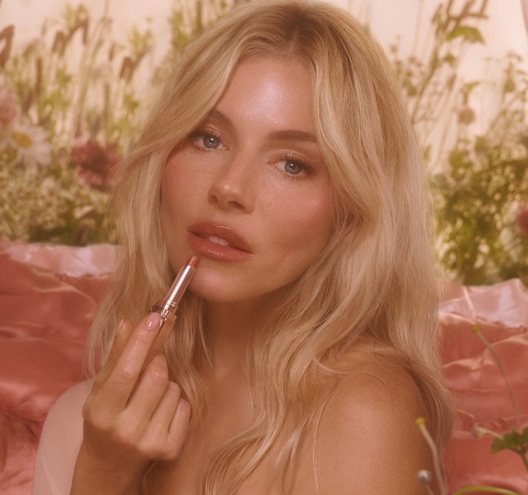 Sienna Miller με cherry blossom μακιγιάζ