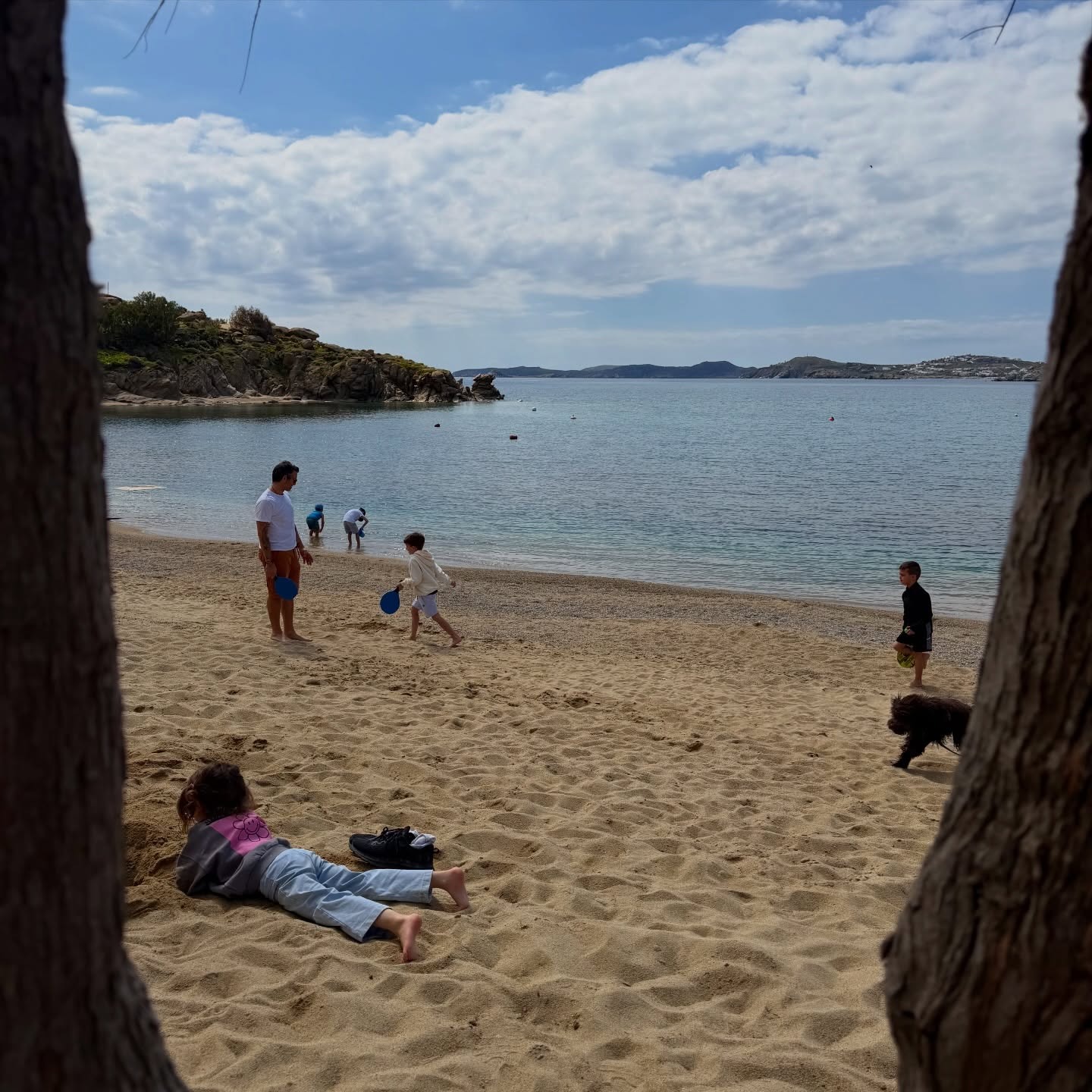Ο Φίλιππος Μιχόπουλος με τα παιδιά του σε παραλία στη Μύκονο το Πάσχα