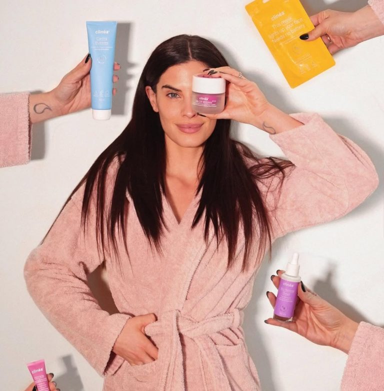 Η Χριστίνα Μπόμπα με καλλυντικά clinea