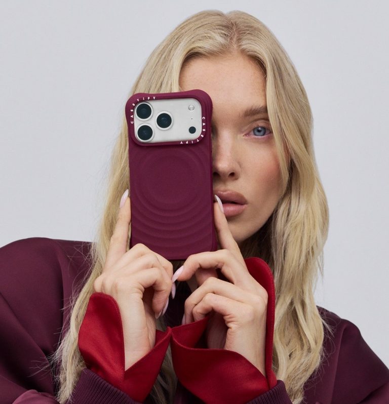 Κοπέλα με καθαρή επιδερμίδα βγάζει selfie