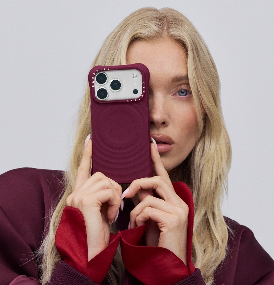 Κοπέλα με καθαρή επιδερμίδα βγάζει selfie