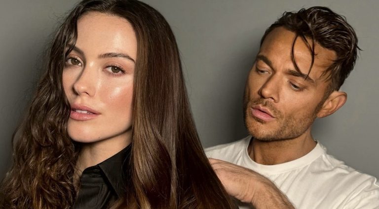 Ο Δημήτρης Γιαννέτος δίνει όγκο στα μαλλιά πελάτισσας