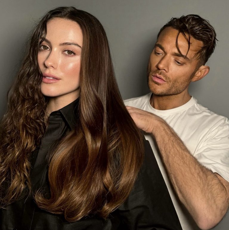 Ο Δημήτρης Γιαννέτος δίνει όγκο στα μαλλιά πελάτισσας