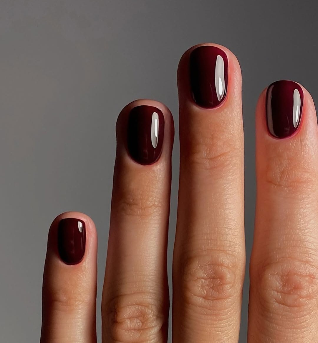 Βουργουνδί μανικιούρ