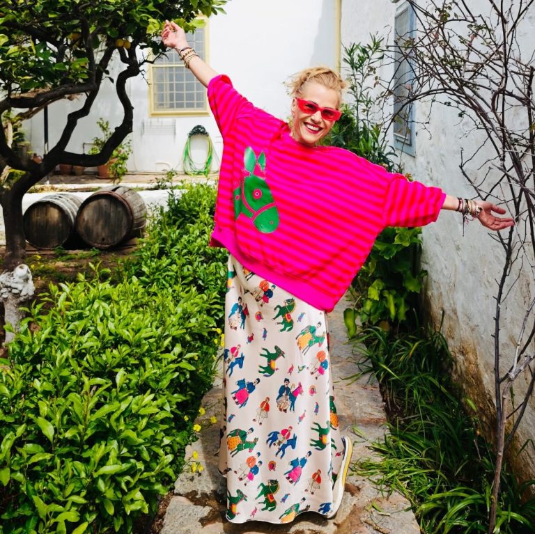 Η Τζένη Μπότση στην Ύδρα το Πάσχα