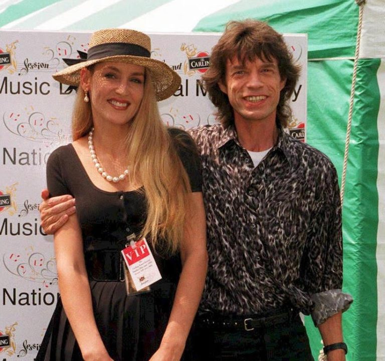 Φωτογραφία αρχείου από τον Ιούνιο του 1992 με τον Mick Jagger, και τη σύζυγό του, Jerry Hall, οι οποίοι, σύμφωνα με τοπικά δημοσιεύματα της 9ης Ιουνίου, περιμένουν παιδί.