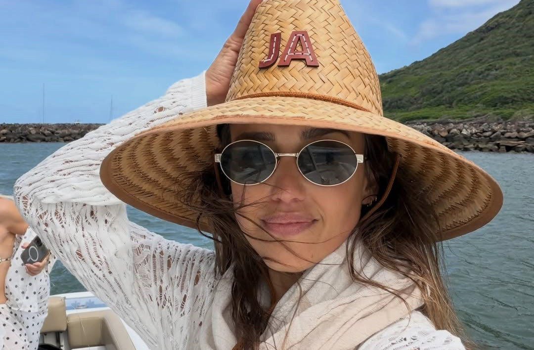 Η Jessica Alba με καπέλο ποζάρει στη Χαβάη.