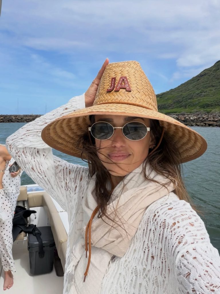 Η Jessica Alba με καπέλο ποζάρει στη Χαβάη.