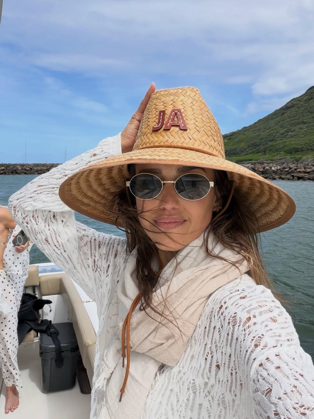 Η Jessica Alba με καπέλο ποζάρει στη Χαβάη.