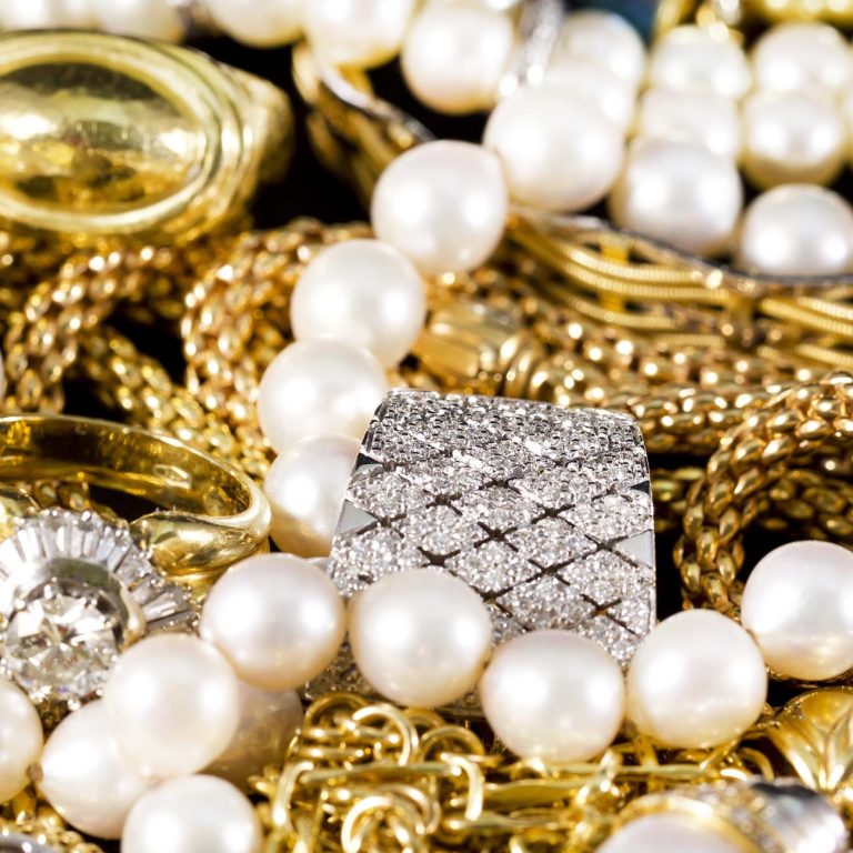 Κοσμήματα χρυσά και πέρλες.