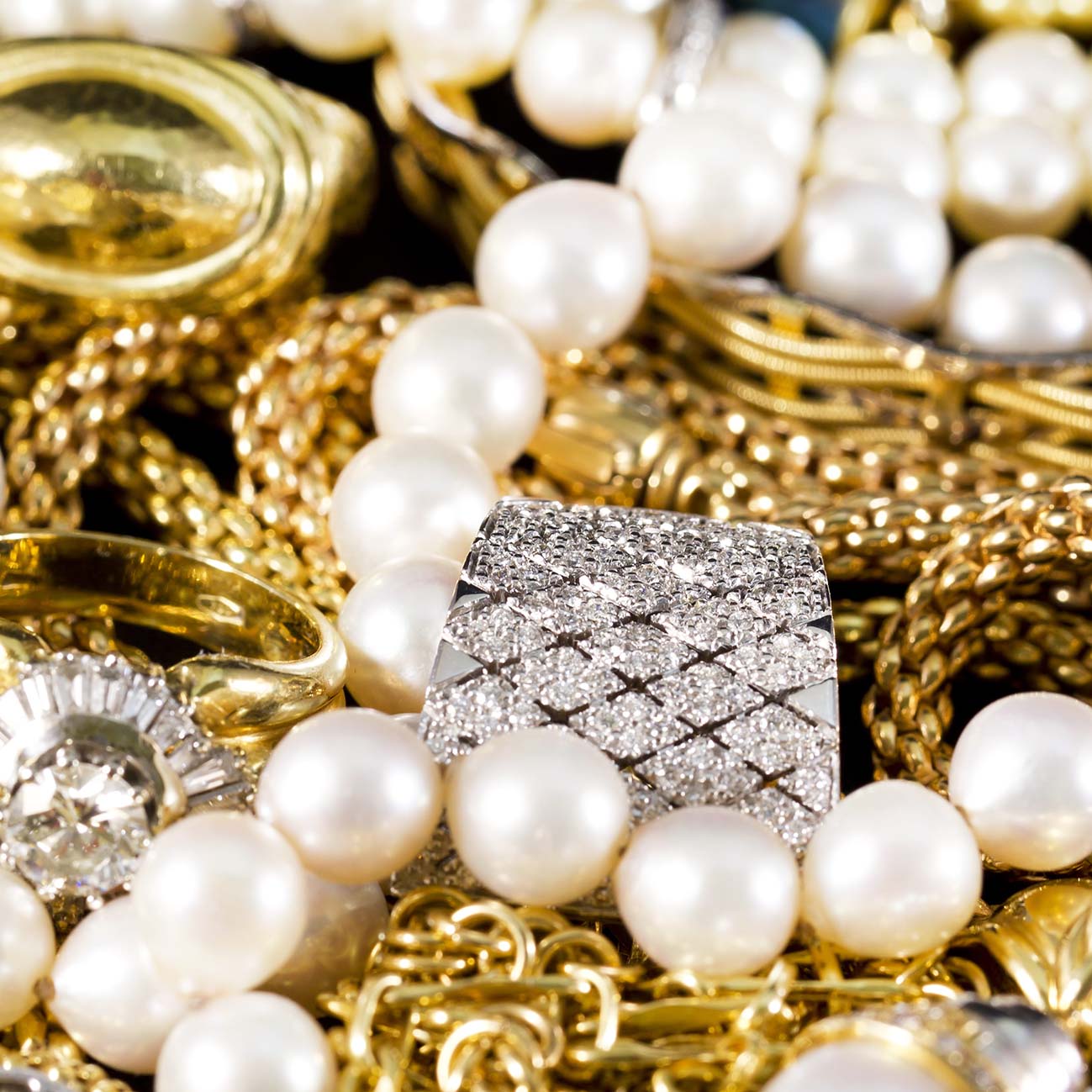 Κοσμήματα χρυσά και πέρλες.