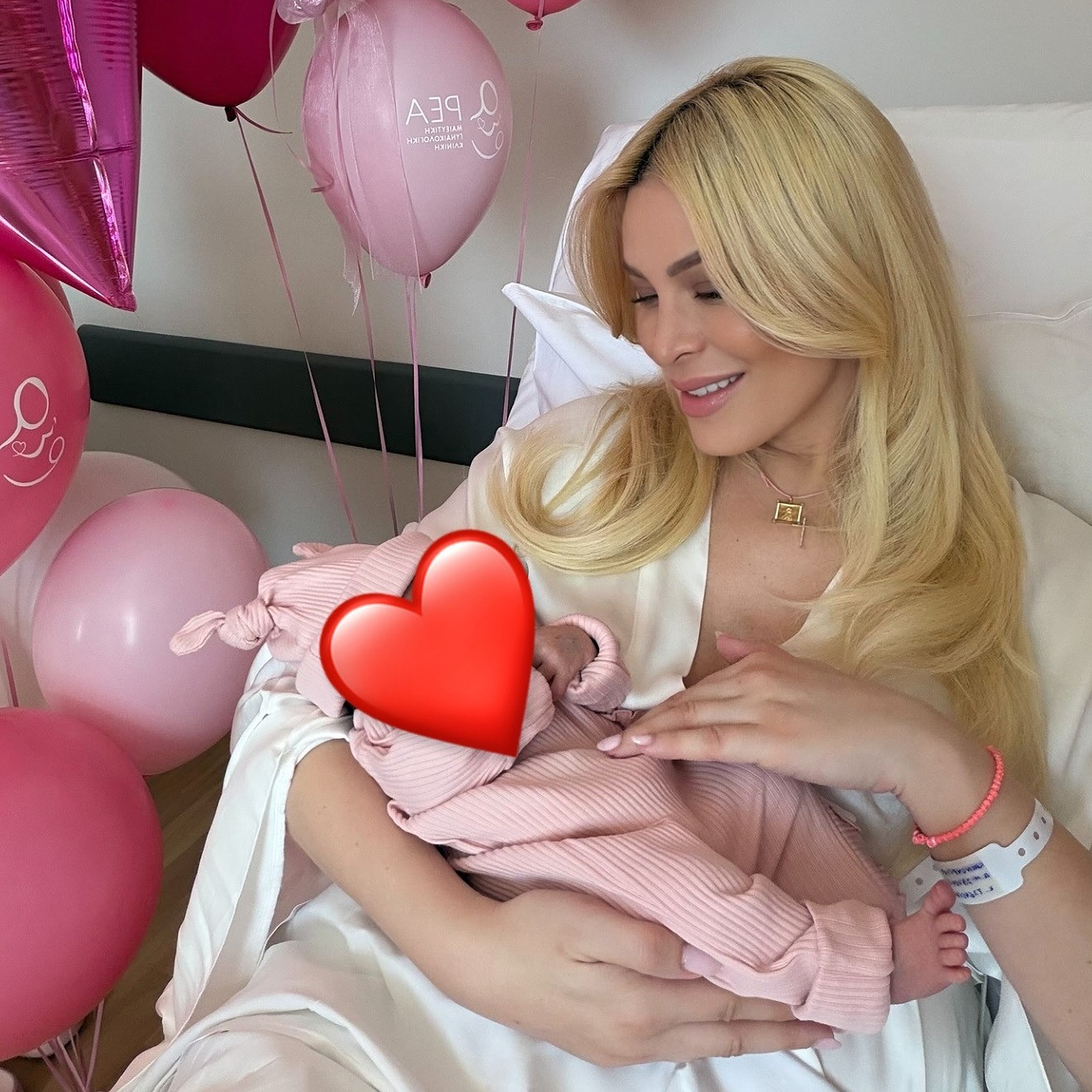 Η Κατερίνα Καινούργιου με το μωρό της στην αγκαλιά