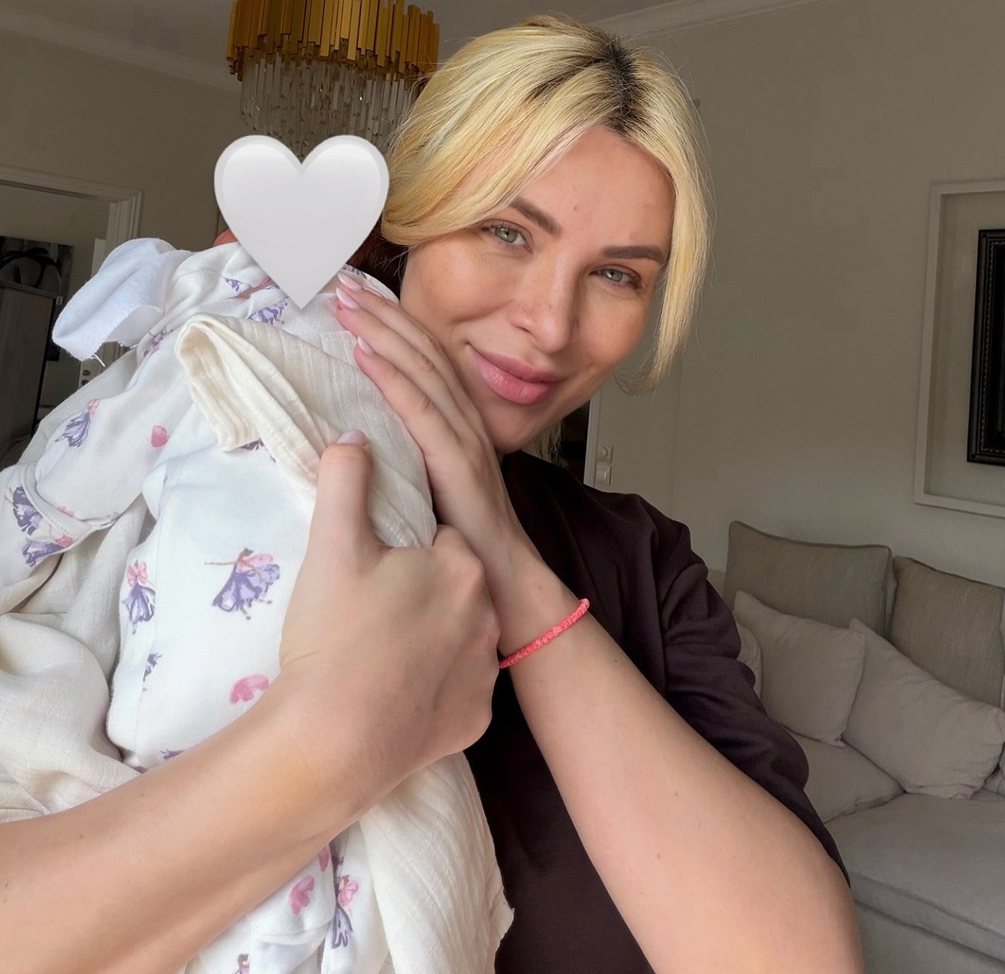 Η Κατερίνα Καινούργιου αγκαλιά με τη νεογέννητη κορούλα της