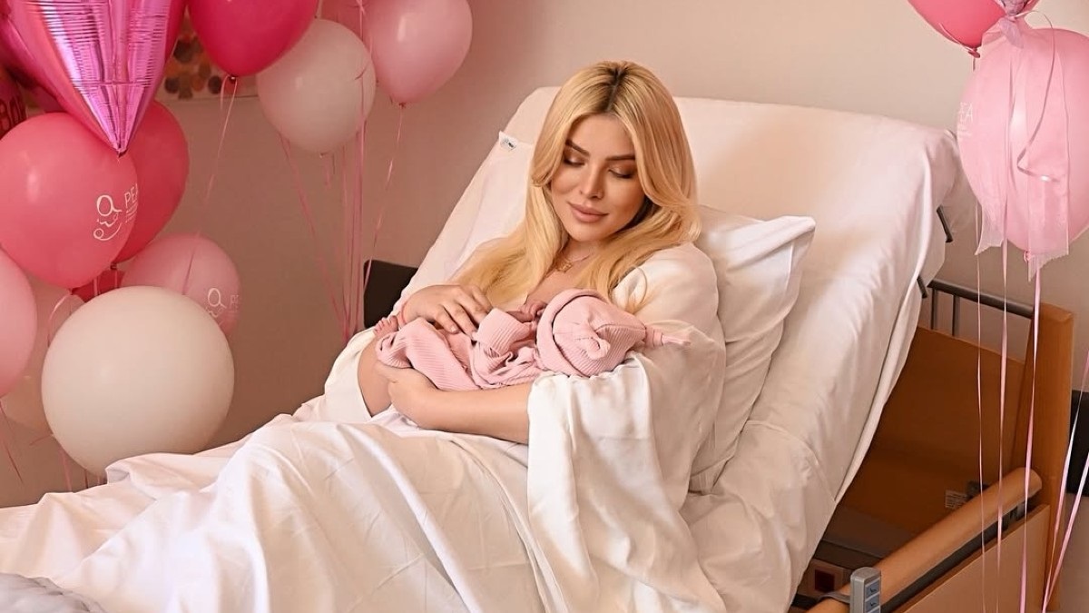 Η Κατερίνα Καινούργιου δημοσίευσε τις πρώτες φωτογραφίες με τη νεογέννητη κόρη της