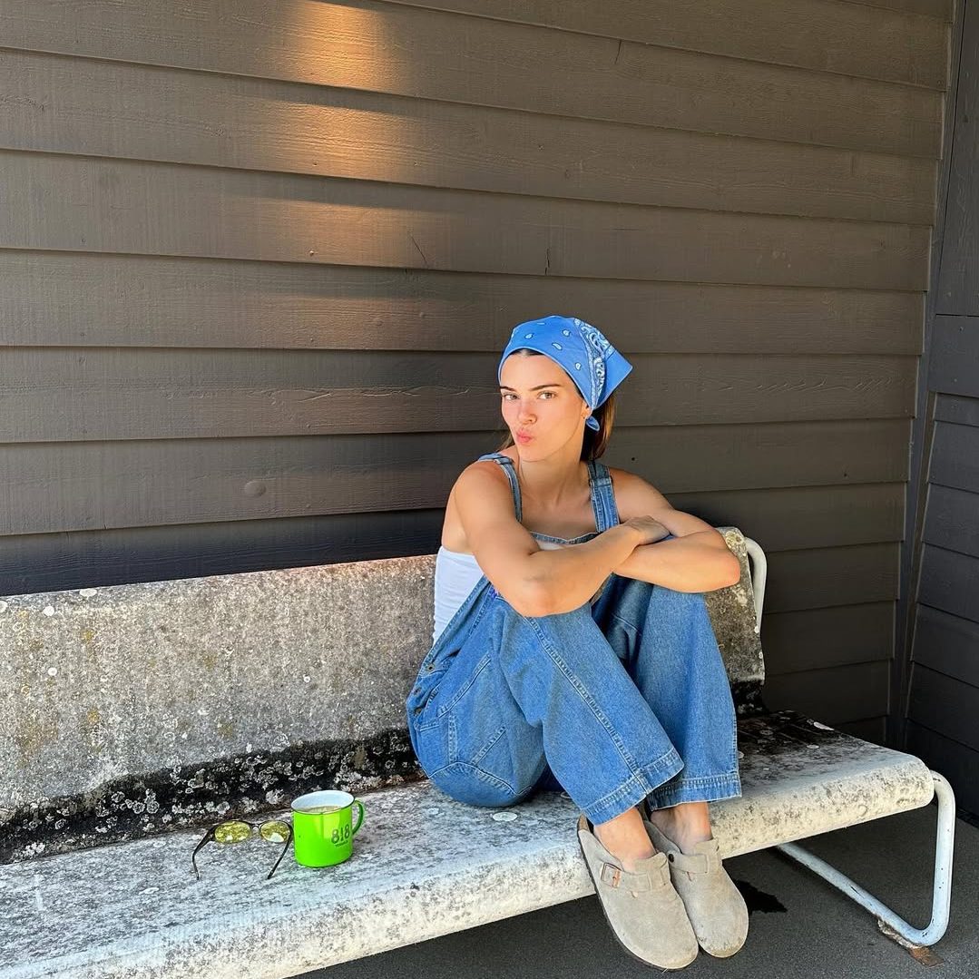 Η Κendall Jenner με clogs και τζιν ολόσωμη φόρμα.