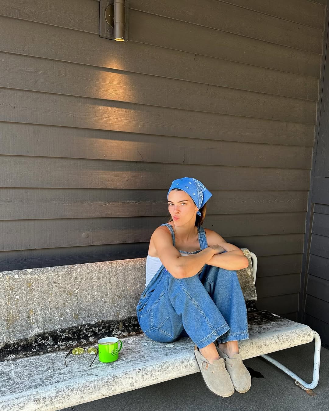 Η Κendall Jenner με clogs και τζιν ολόσωμη φόρμα.