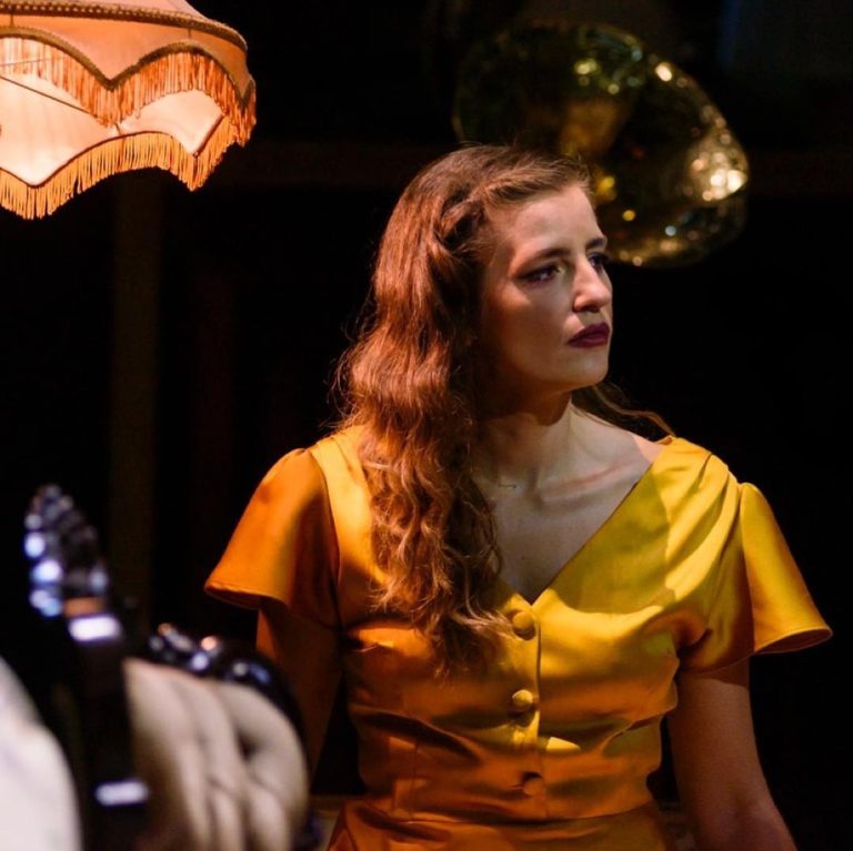 Η ηθοποιός Μαρία Κίτσου με κίτρινο φόρεμα