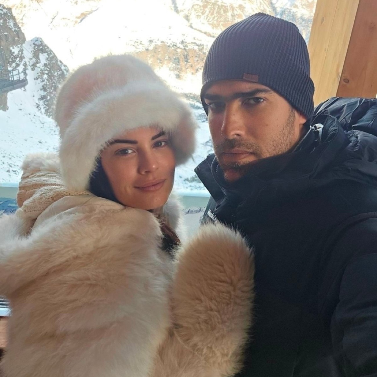 Μαρία Κορινθίου και Γιώργος Καραθανάσης με σκουφιά στα χιόνια