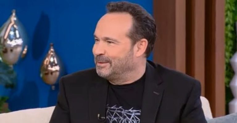 Ο Κώστας Μακεδόνας μίλησε για την πορεία του, τον τρόπο με τον οποίο διαχειρίζεται την επιτυχία και τη στάση ζωής που έχει κρατήσει όλα αυτά τα χρόνια