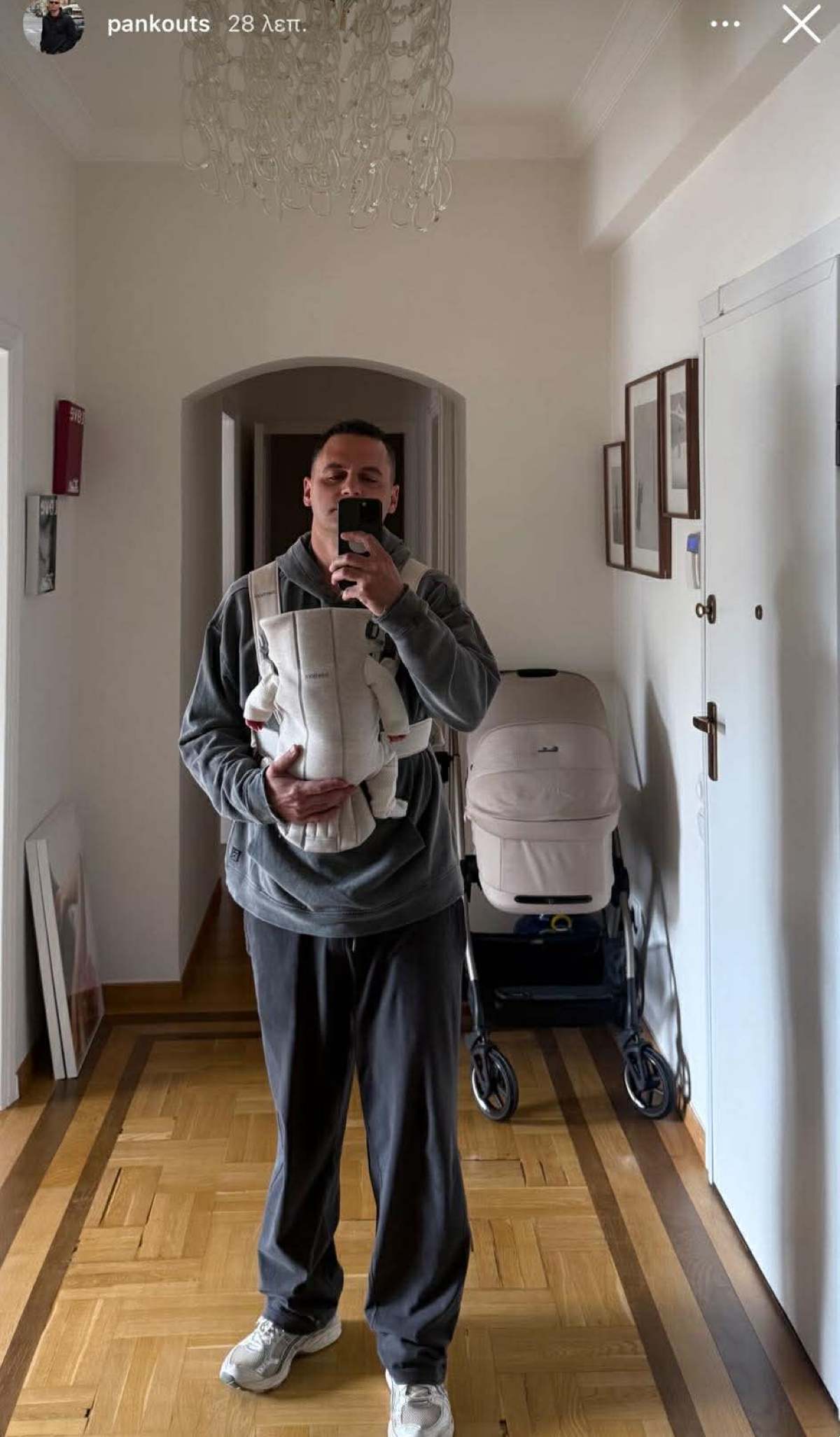 Ο Παναγιώτης Κουτσουμπής ποζάρει με την κόρη του