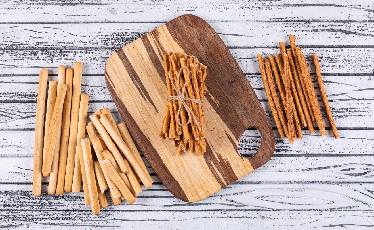 Κριτσίνια σε ξύλινο δίσκο κοπής