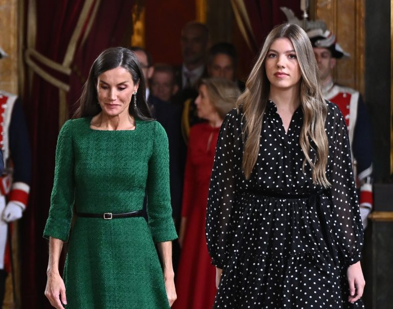 Η ινφάντα Sofia και η βασίλισσα Letizia στη δεξίωση στο Βασιλικό Παλάτι της Μαδρίτης μετά τη στρατιωτική παρέλαση για την Εθνική Ημέρα της Ισπανίας, 12 Οκτωβρίου 2025