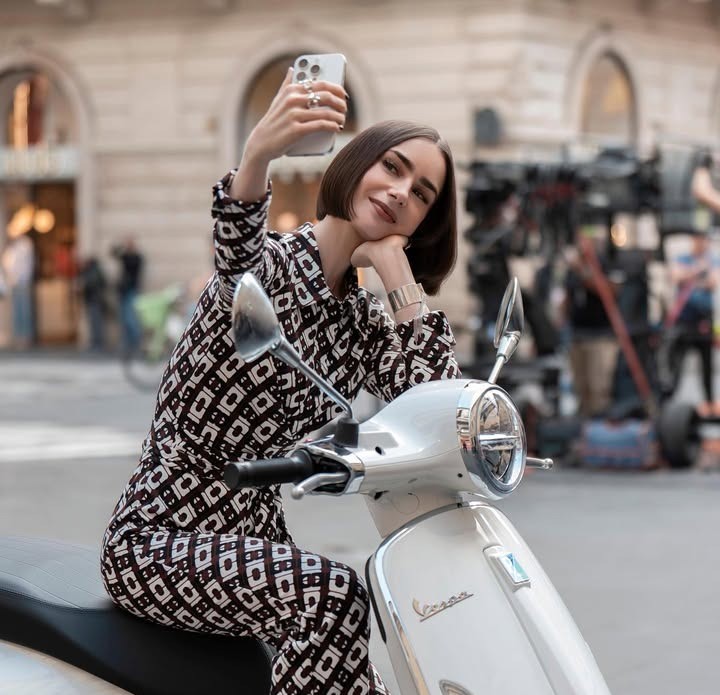 H Lily Collins με Japanese bob