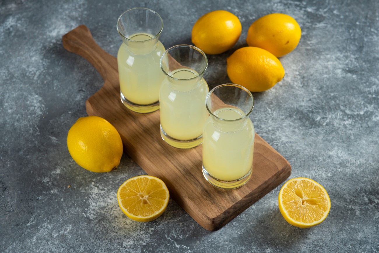 Limoncello σερβιρισμένιο σε ποτήρια