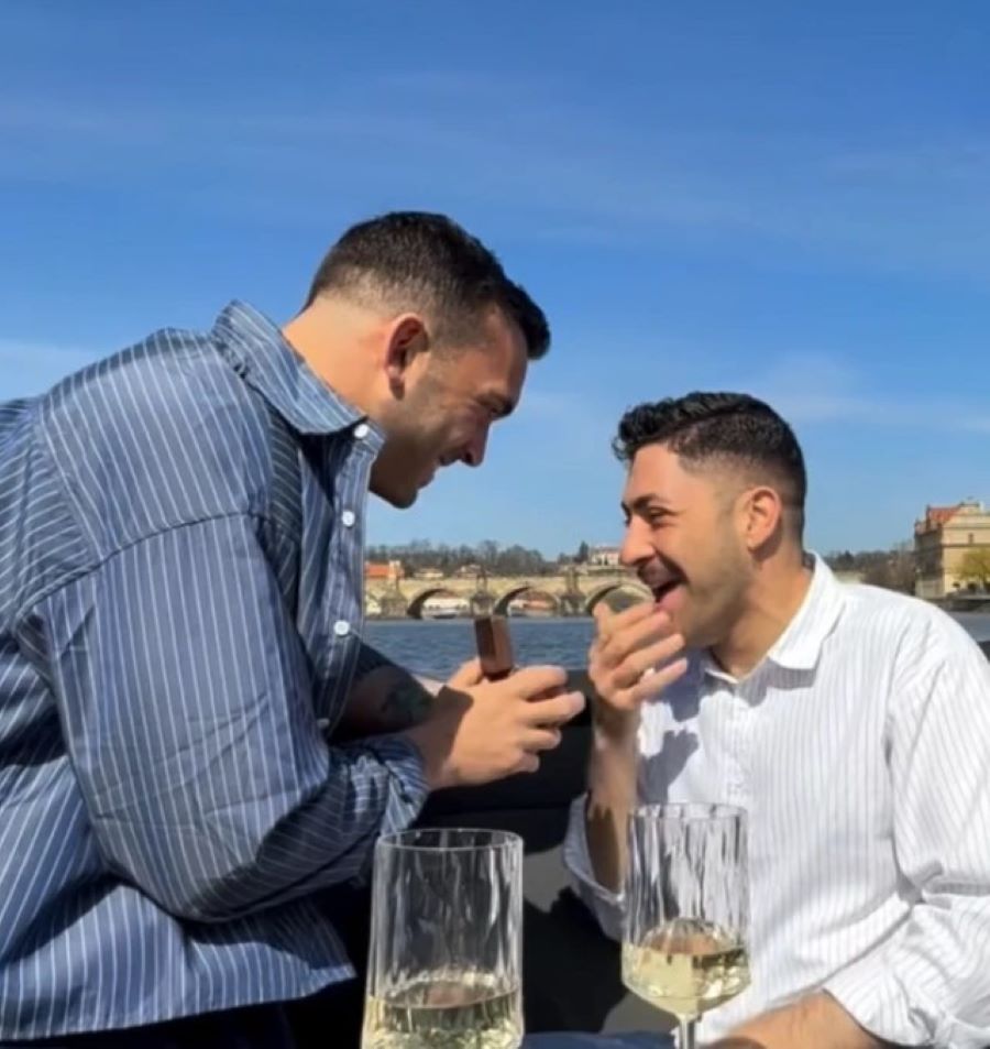 Μια από τις όμορφες περιόδους της ζωής του βιώνει ο Ιάσονας Μανδηλάς, οποίος έκανε πρόταση γάμου στον σύντροφό του, Ηρόδοτο Ιωάννου, στην Πράγα