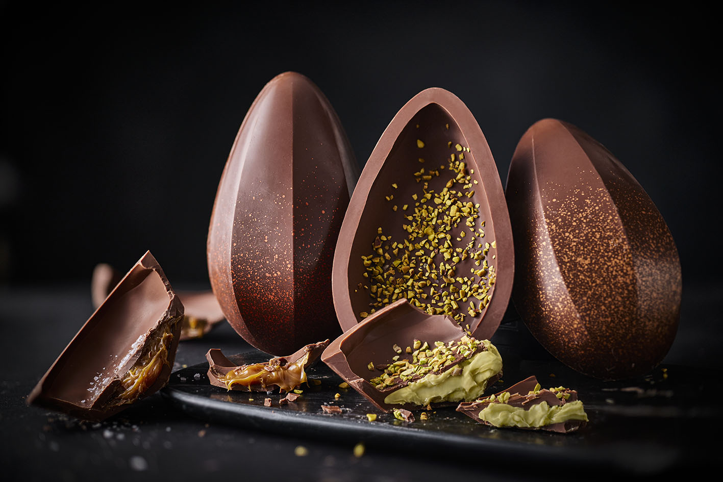 Συλλογή από πασχαλινές νοστιμιές με την υπογραφή Marks&Spencer. Συλλογή με αυγό γεμιστό με αλατισμένη καραμέλα και φιστίκι Αιγίνης