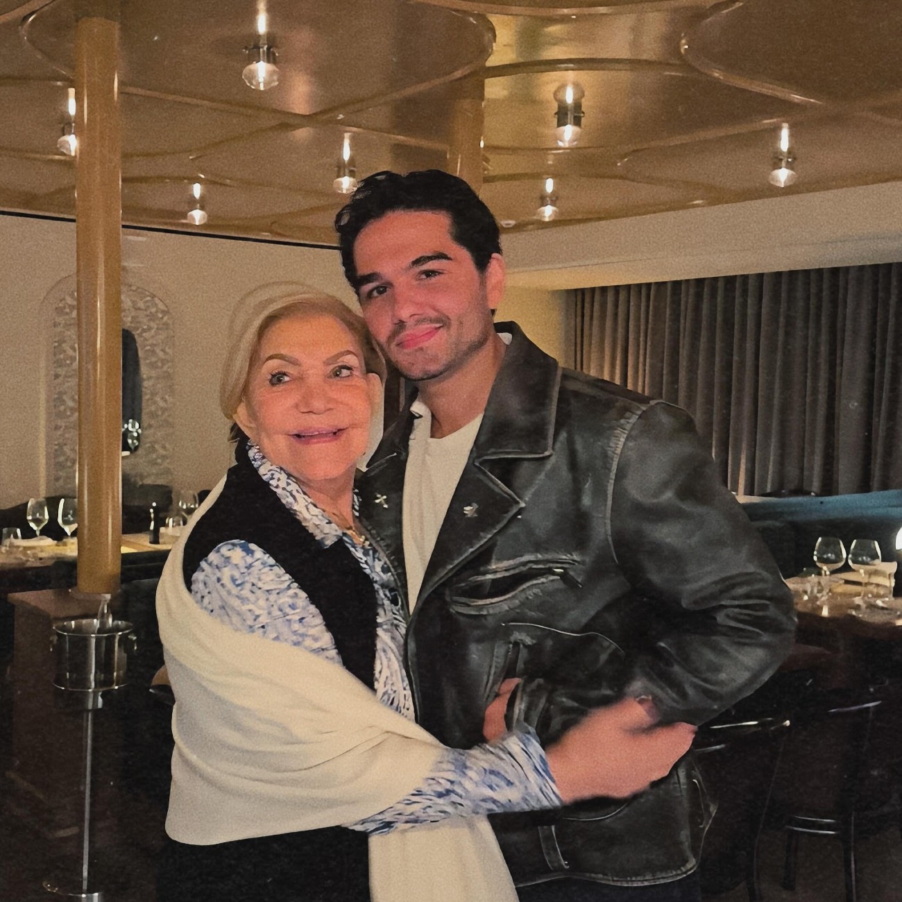 Ο Χρήστος Μάστορας αγκαλιά με τη Μαρινέλλα