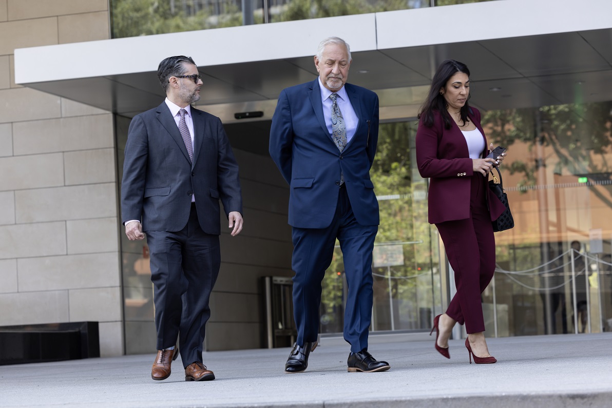 O Mark Geragos, δικηγόρος υπεράσπισης της Jasveen Sangha, και η ομάδα του μιλούν στον Τύπο έξω από το δικαστήριο, 8 Απριλίου 2026