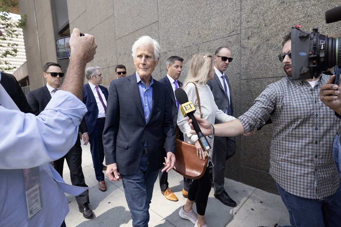 Ο πατριός του Matthew Perry, Keith Morrison και η μητέρα του ηθοποιού Suzanne Perry Morrison, περιτριγυρισμένοι από δημοσιογράφους έξω από το δικαστήριο, 8 Απριλίου 2026
