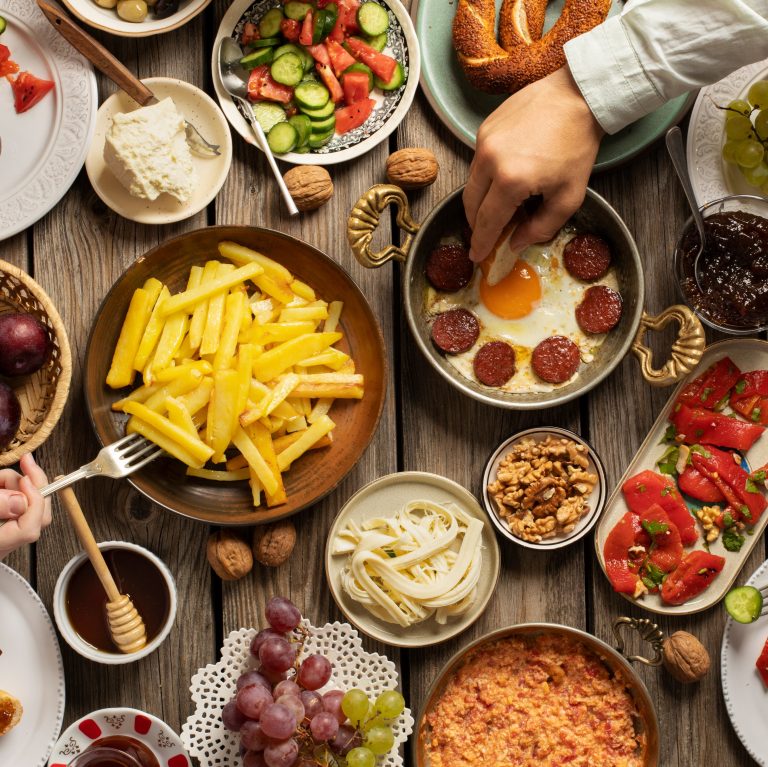 Τραπέζι γεμάτο με λαχταριστά πιάτα. Ποιες είναι οι πόλεις στην Ευρώπη με το πιο αυθεντικό φαγητό. Δύο ελληνικές στην τριάδα.