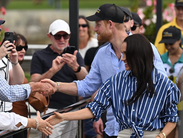 Ο πρίγκιπας Harry και η Meghan χαιρετούν το συγκεντρωμένο πλήθος στο Cruising Yacht Club της Αυστραλίας, αφού έπλευσαν στο λιμάνι του Σίδνεϊ με το Invictus Australia στη διάρκεια επίσκεψης στο Σίδνεϊ, 17 Απριλίου 2026