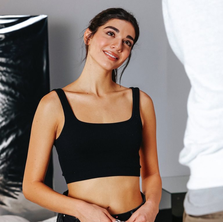 Η Μελίνα Νικολαΐδη με μαύρο τοπ