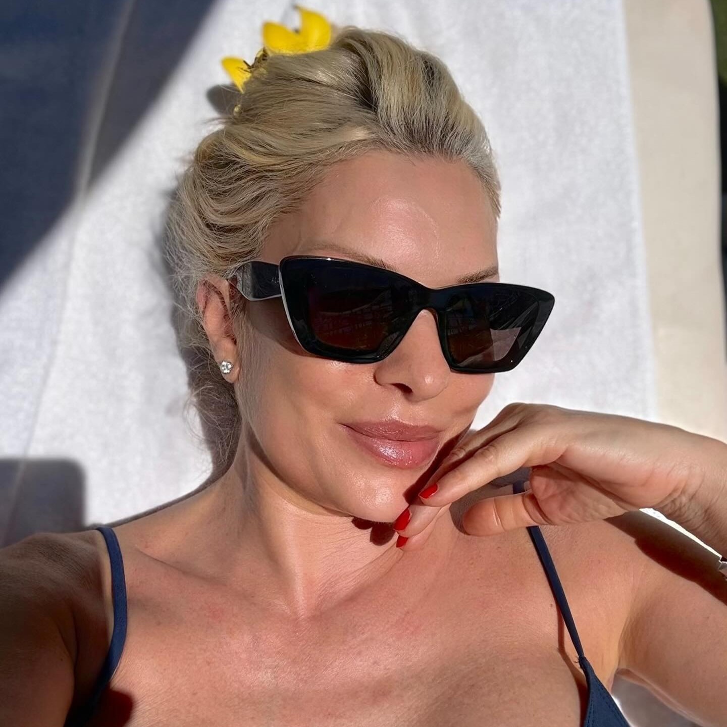Η Ελένη Μενεγάκη με μαγιό και γυαλιά ηλίου