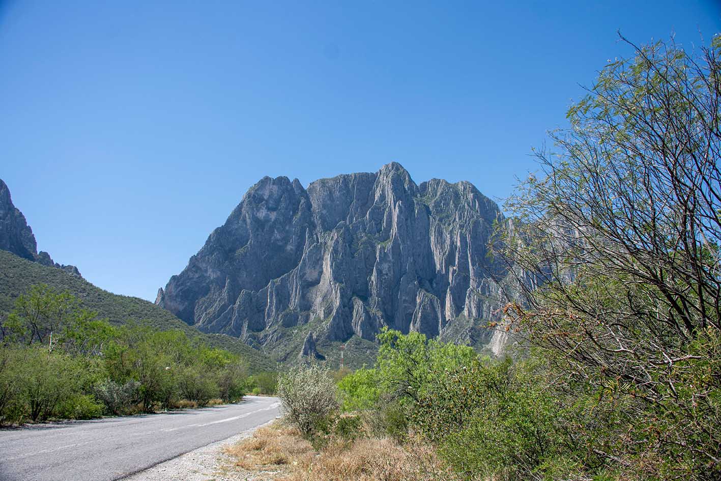 Θέα στα βουνά από το πάρκο Potrero Chico στο Μοντερέι Νουέβο Λεόν, Μεξικό. 