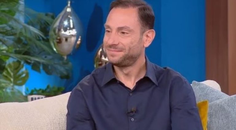 Ο γιος του Μανώλη Μητσιά, Μίλτος δεν έκρυψε τη συγκίνησή του μιλώντας για τον πατέρα του