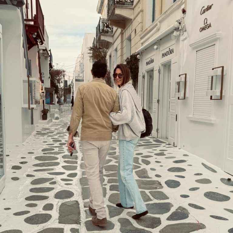 Ο Φίλιππος Μιχόπουλος και η Κωνσταντίνα Ευριπίδου στα σοκάκια της Μυκόνου