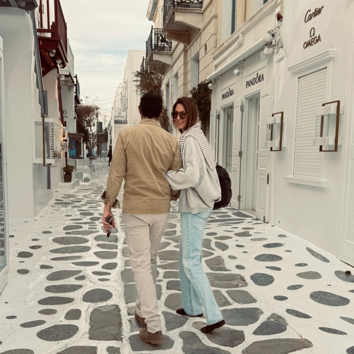 Ο Φίλιππος Μιχόπουλος και η Κωνσταντίνα Ευριπίδου στα σοκάκια της Μυκόνου