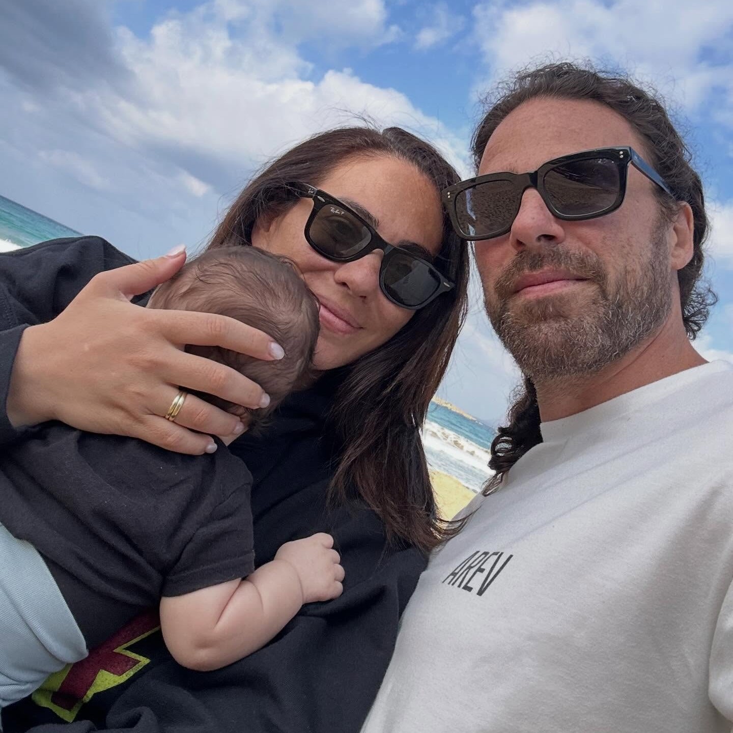 Ο Γρηγόρης Μόργκαν και η Ευρυδίκη Βαλαβάνη αγκαλιά με το μωρό τους