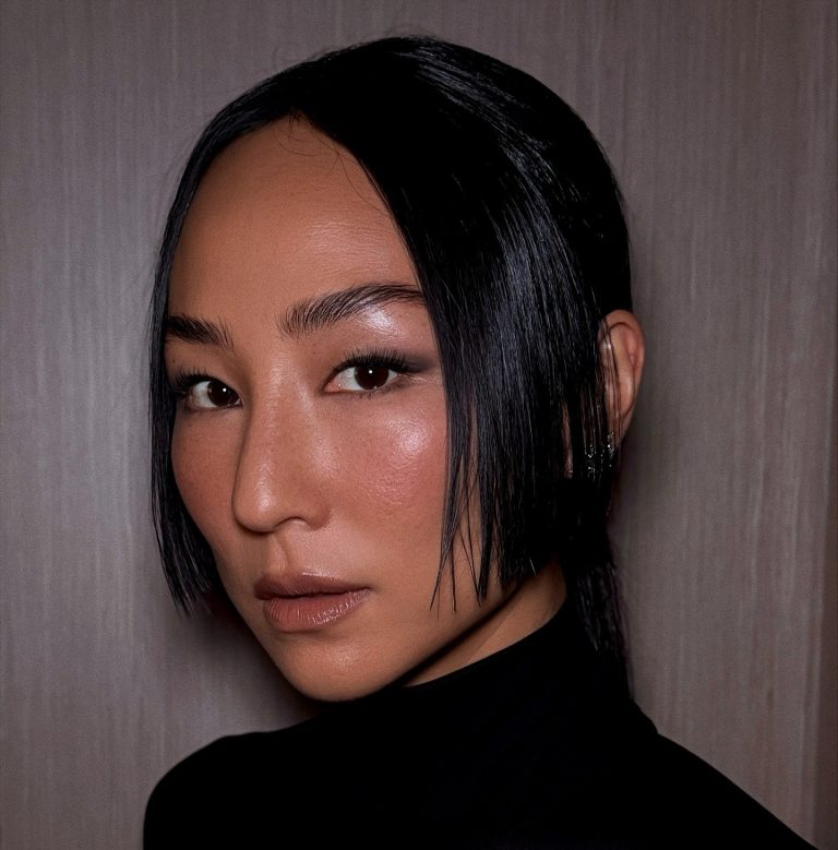 H Greta Lee με μπεζ ρουζ
